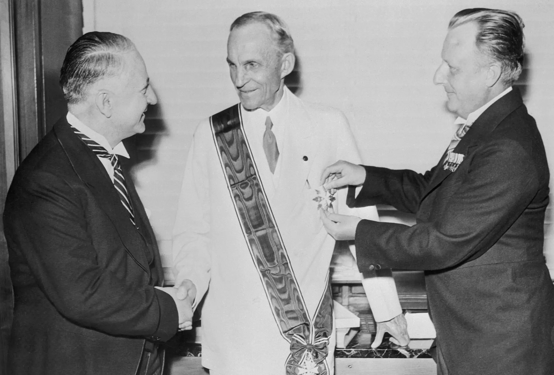 Henry Ford pri preberaní nacistického vyznamenania