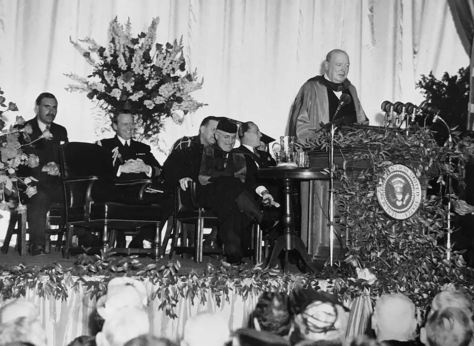 Vo Fultone v štáte Missouri, americký prezident Truman privítal vtedy odvolaného Churchilla, ktorý predniesol prejav na Westminster College. V tomto prejave, známom ako „Prejav železnej opony“